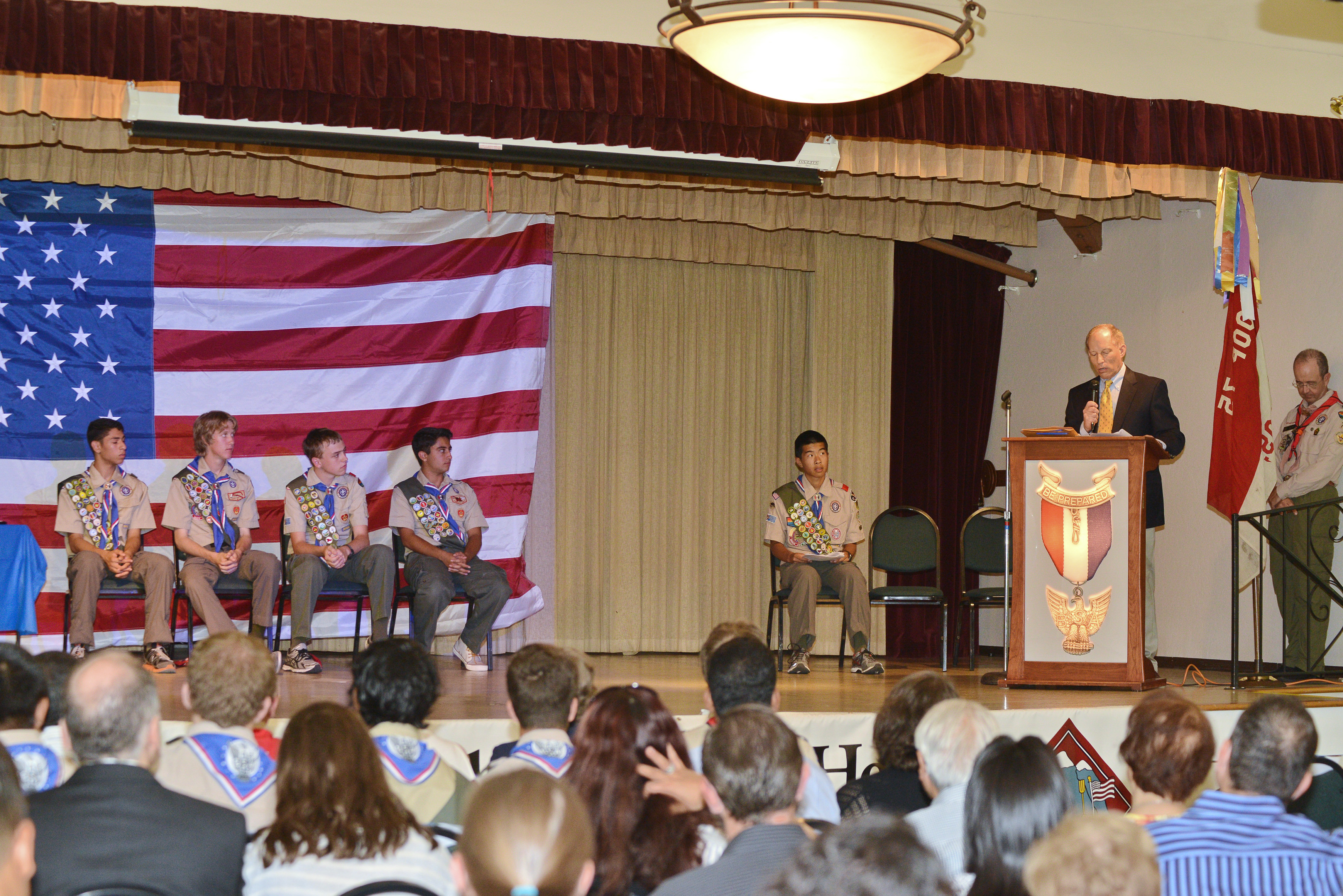 NIKON CORPORATION NIKON D600 70.0-200.0 mm f/2.8 70 mm 1/160 sec at f / 4.0 ISO 1600